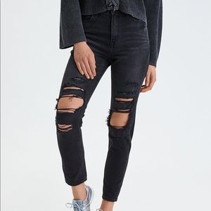 BLACK DISTRESSED MOM JEANS